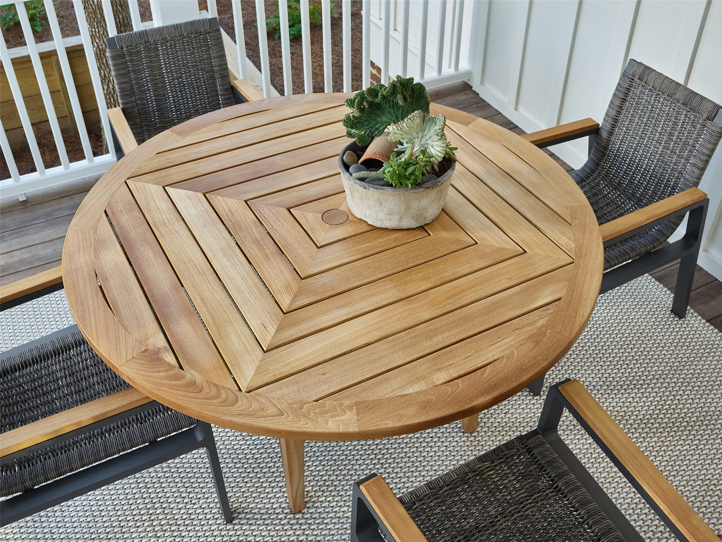 Universal Furniture- Coastal Living Outdoor Chesapeake Round Dining Table U012650A